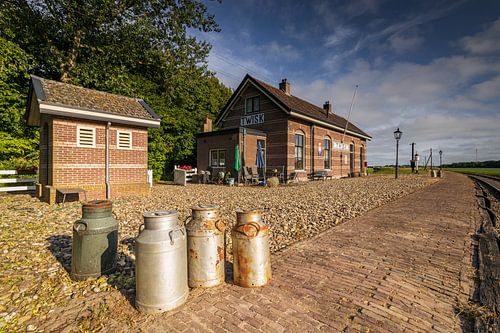 Melkbussen op station Twiske van stoomtram Hoorn-Medemblik