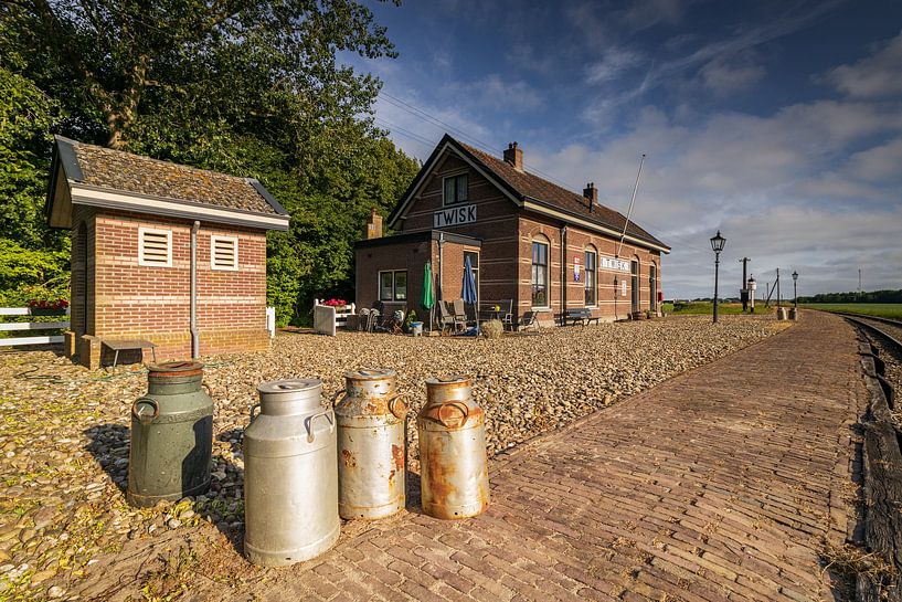 Bus à lait à la station Twiske du tramway à vapeur Hoorn-Medemblik par Bram Lubbers