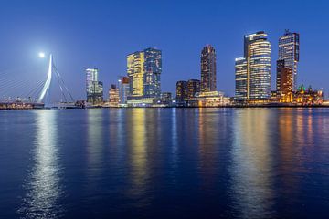 Rotterdam skyline Erasmusbrug en Kop van Zuid by night van Russcher Tekst & Beeld