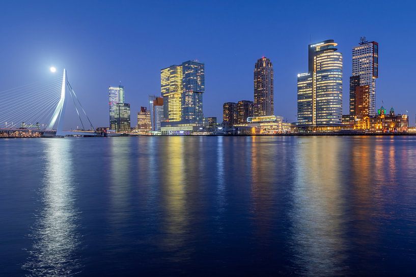 Rotterdamer Skyline Erasmusbrücke und Kop van Zuid bei Nacht von Russcher Tekst & Beeld