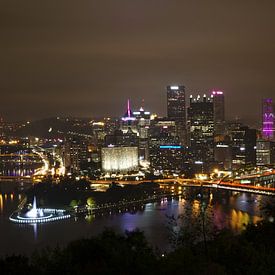 Pittsburgh - city of bridges by night van Sander Knopper