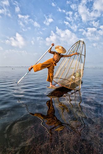 PÊCHEUR AT SUNRISE vist ON WAY TRADITIONNEL AU LAC INLE AU MYANMAR. Avec un panier du poisson est ca