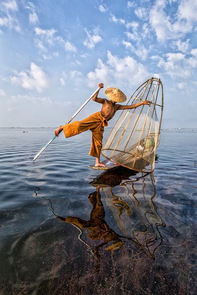 PÊCHEUR AT SUNRISE vist ON WAY TRADITIONNEL AU LAC INLE AU MYANMAR. Avec un panier du poisson est ca par Wout Kok