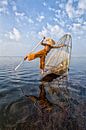 PÊCHEUR AT SUNRISE vist ON WAY TRADITIONNEL AU LAC INLE AU MYANMAR. Avec un panier du poisson est ca par Wout Kok Aperçu