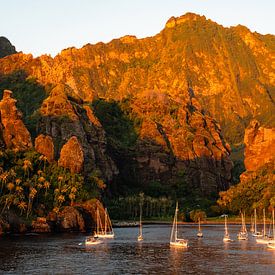 Zonsondergang bij Fatu Hiva, Marquesas, Frans-Polynesië van Karlijn Meulman