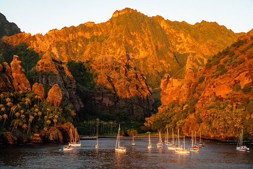 Zonsondergang bij Fatu Hiva, Marquesas, Frans-Polynesië