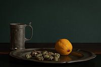 Pichet et planche de Tinne avec du citron.