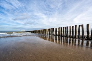 Houten golfbreker aan de kust bij Cadzand-bad (kleur) van Rick Van der Poorten