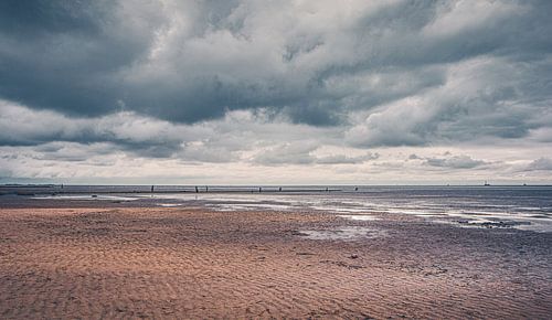 Menschenleerer Strand von Cuxhaven an der deutschen Nordseeküste