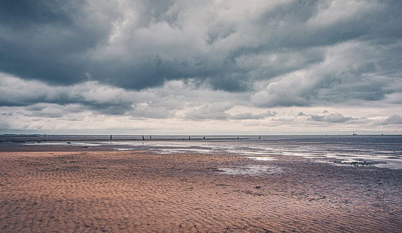 Plage solitaire à marée basse de Cuxhaven sur la côte allemande de la mer du Nord par Jakob Baranowski - Photography - Video - Photoshop
