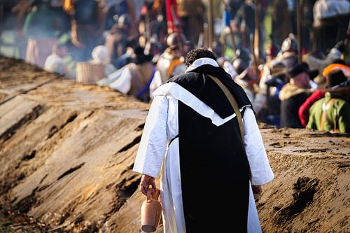 Geestelijke lopend op het slagveld, zijn weg volgend naar de slachtoffers