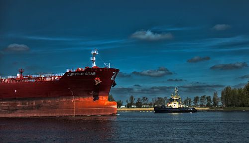 Vrachtschip op kanaal