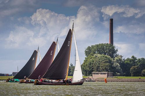 Skûtsjes zeilen naar de eerstvolgende boei