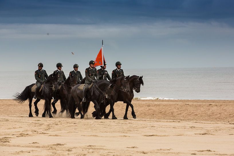 Cavalerie paarden op strand van Monique Hassink