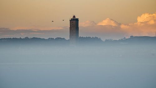Brandaris komt mooi boven de mist uit