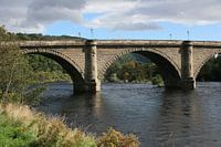 Burg de l'autre côté de la rivière Tay à Dunkeld, en Écosse