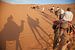 Een kamelentocht door de Sahara in Merzouga, Marokko van Bart van Eijden