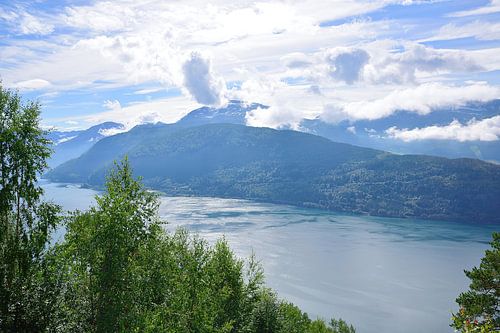 Uitkijkend over Innvikfjorden