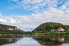 Uitzicht over de Elbe naar Saksisch Zwitserland van Rico Ködder
