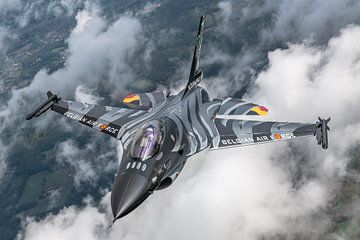 Stefan "Vador" Darte geeft in F-16 thumbs up. van Jaap van den Berg