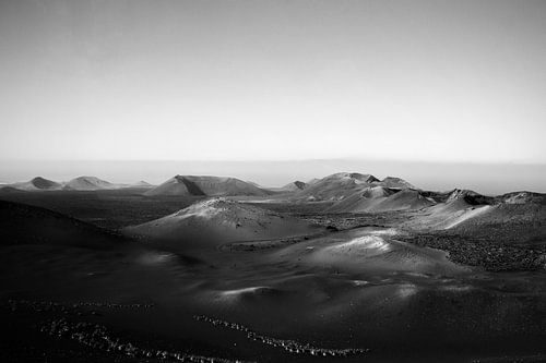 Paysage volcanique de Lanzarote en noir et blanc | Les Îles Canaries