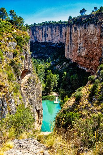 Turia kloof met steile kliffen in Chulilla Valencia Spanje