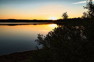 Zonsondergang bij het meer in Zweden van Martin Köbsch