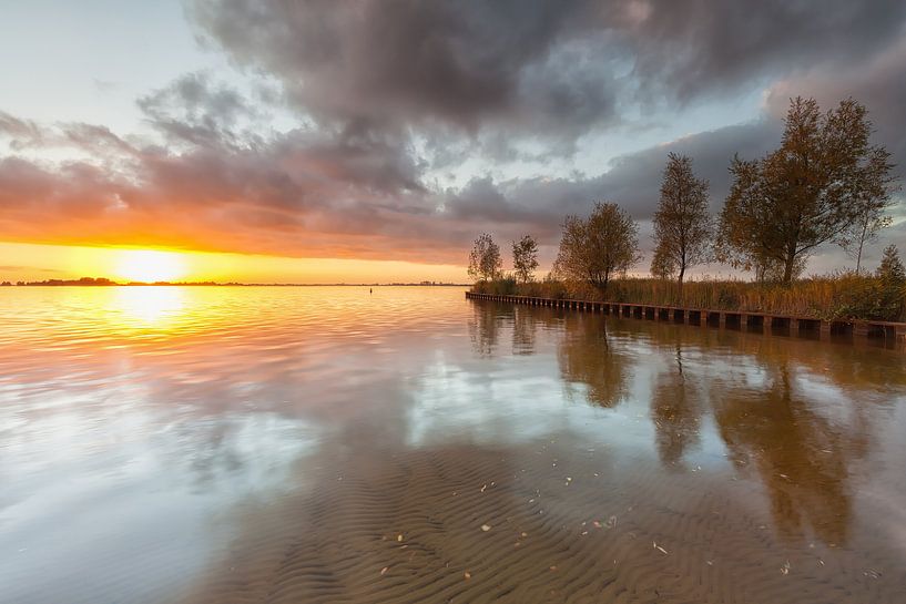 Zonsondergang bij het Schildmeer in Groningen van Ron Buist