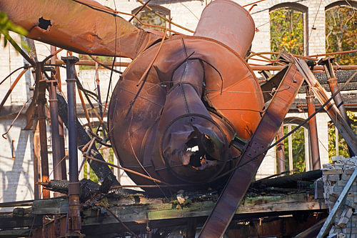 Afbraak van cycloonfilter in de oude graanschuur van Böllberger Mühle in Halle