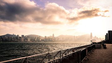 Enter the Dragon - Skyline Hongkong von Cho Tang