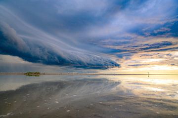 Zonsopgang op het strand van Texel met een naderende stormwolk