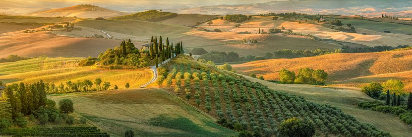 Toskana Landschaft in Italien mit schönem Landhaus / Bauernhof von Voss  Fine Art Fotografie auf ArtFrame, Leinwand, Poster und mehr | Art Heroes