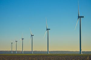 Moderne Windmühlen am Horizont