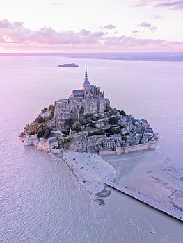 Mont Saint Michel bei Flut und Sonnenuntergang