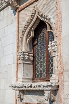 Gedecoreerd raam  in oude centrum van Venetie, Italie