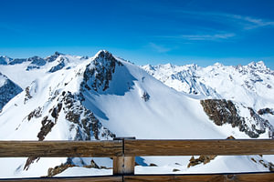 Blick auf die verschneiten Tiroler Alpen in Österreich im Winter