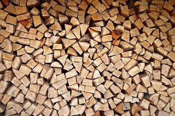 Een rek met houthout blokken