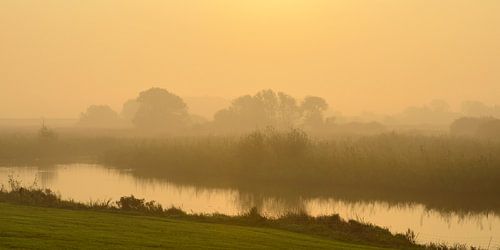 Zonsopkomst boven de rivier de IJssel en de uiterwaarden