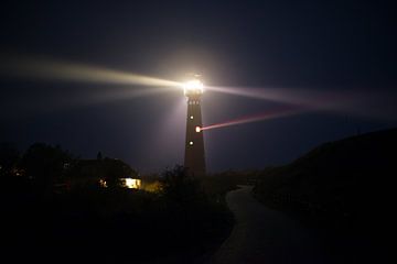 Vuurtoren van Schiermonnikoog in de duinen tijdens een mistige nacht