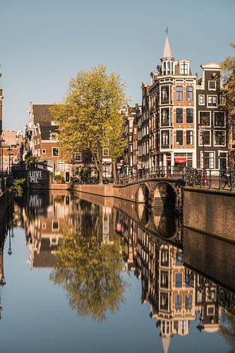 Canal in Amsterdam, Netherlands van Lorena Cirstea
