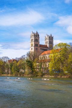 De kerk van St. Maximilaan in München aan de rivier de Isar van ManfredFotos
