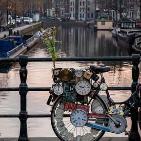 Fahrrad mit Glocken auf den Amsterdamer Grachten von Andrea de Jong