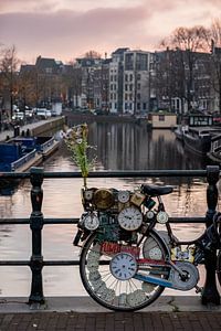 Fiets met klokken op de Amsterdamse grachten van Andrea de Jong