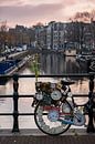 Fiets met klokken op de Amsterdamse grachten van Andrea de Jong thumbnail