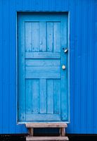 Gesloten deur naar een blauwe wereld