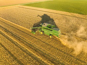 John Deere combine oogst tarwe tijdens de zomer se van Sjoerd van der Wal