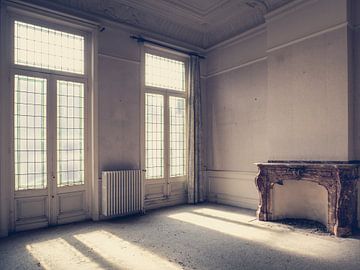 Kamer met hoge ramen in Vervallen Villa  in België