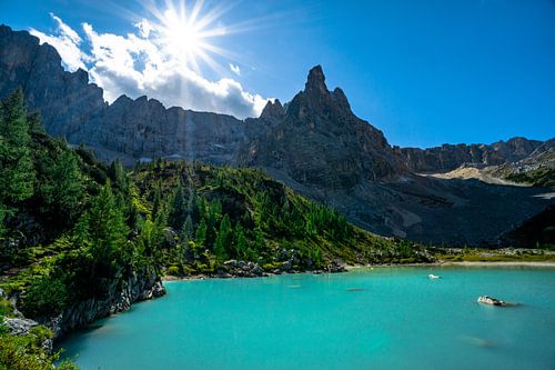 imposant bergmassief aan het Lago del Sorapiss
