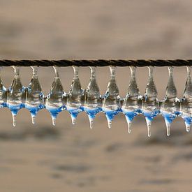 Eiszapfen an einem Seil. von Frans Lemmens
