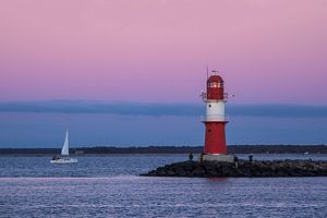 Mole und Segelschiff an der Küste der Ostsee in Warnemünde